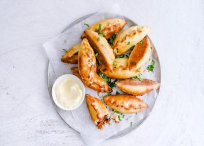 طرز تهیه پیراشکی مرغ و اسفناج مرحله به مرحله با یک سس لذیذ